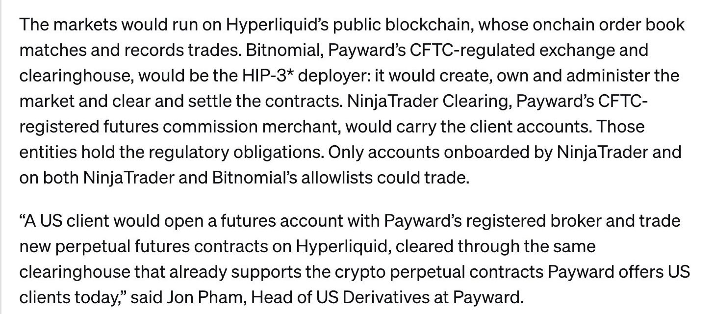 ペイワードのプレスリリースの該当部分。市場はHyperliquidの公開ブロックチェーン上で動き、オンチェーンの板が約定と記録を行う。CFTC規制の取引所・清算機関であるBitnomialが許可制HIP-3の展開事業者として市場を作成・所有・運営し、契約を清算・決済する。CFTC登録の先物取引業者NinjaTrader Clearingが顧客口座を持ち、NinjaTraderとBitnomial双方のアローリストに載った口座だけが取引できると記載